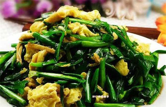 家常美味，韭菜末炖豆腐末的健康吃法解析