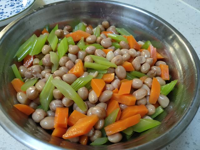 家常美味，芹菜花生米胡萝卜的创意搭配与营养食谱