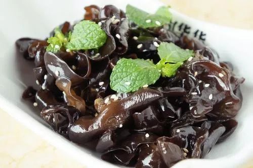 香椿拌米豆腐，春天的鲜美滋味，家常美食新体验