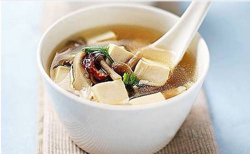 猪血豆腐蘑菇炖汤，滋养身心的一碗好汤