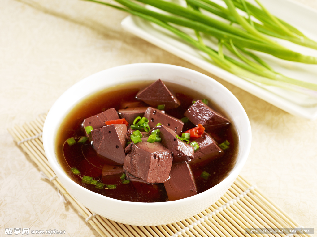 川味美食探秘，猪血豆腐的麻辣诱惑与家常做法