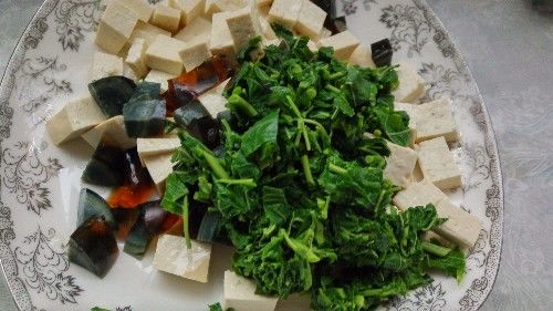 春日美食，香椿拌内酯豆腐的清新魅力