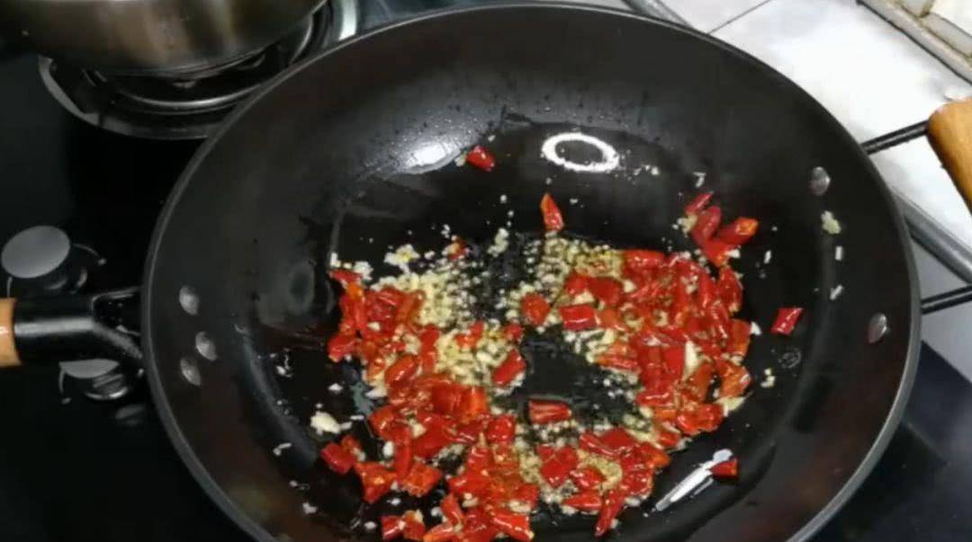 干豆腐串，街边小吃的魅力与家常做法解析