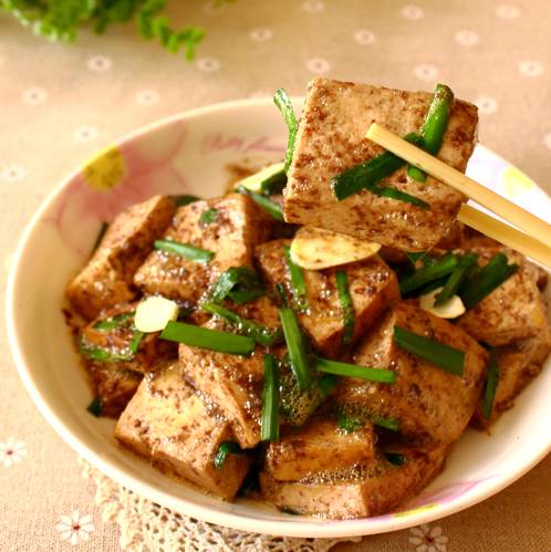 东北浇汁豆腐，传统美食的魅力与家常做法解析