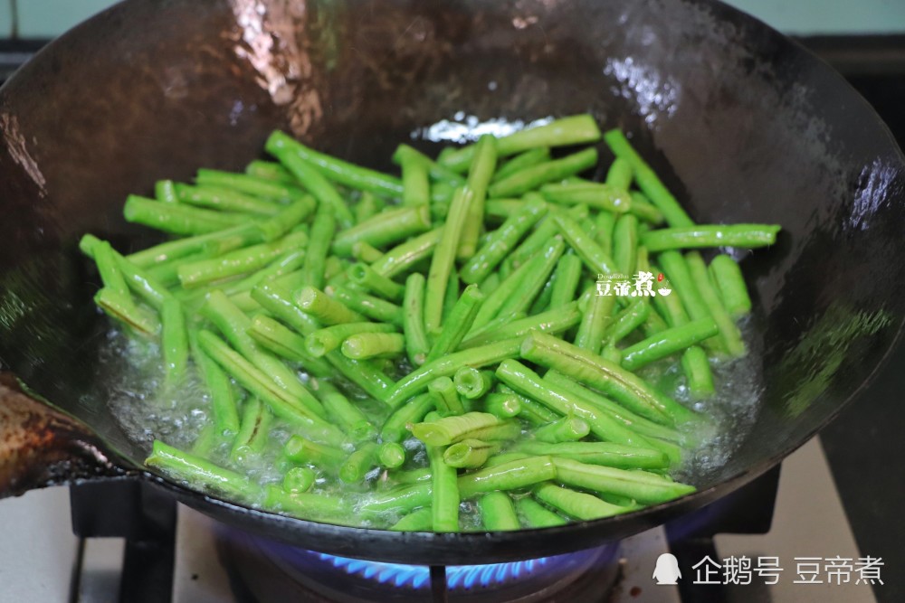 家常美味，毛豆腐炒豇豆，口感鲜美，营养丰富