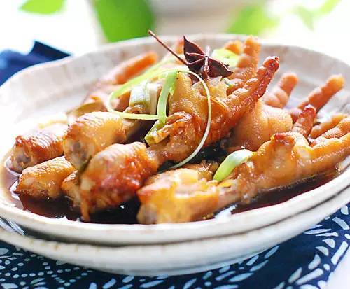 鸡爪炖粉条，家常美食的魅力与做法揭秘