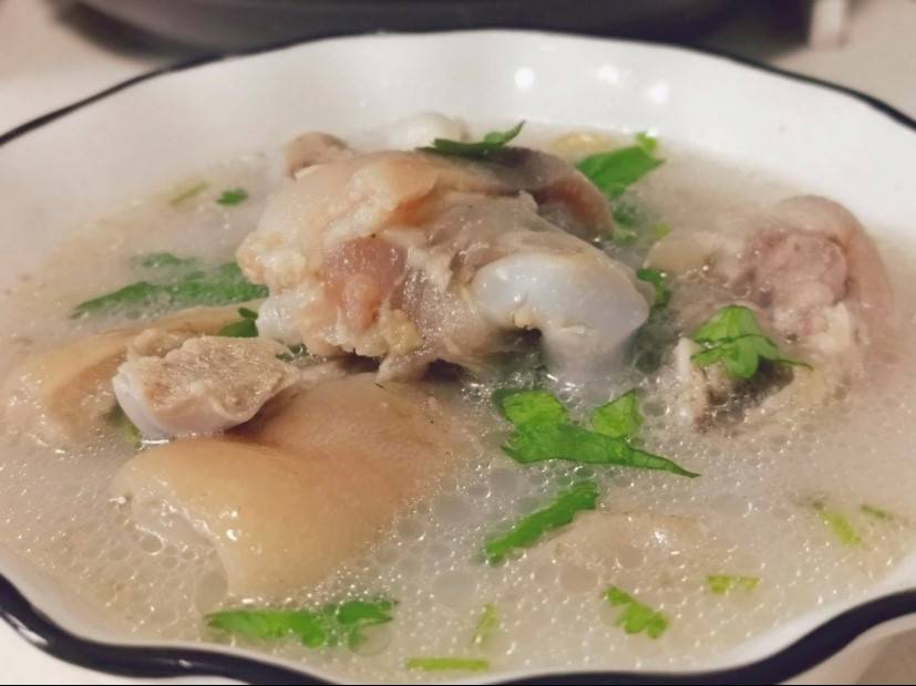 炖猪蹄下奶汤，营养滋补，助力新妈妈哺乳期