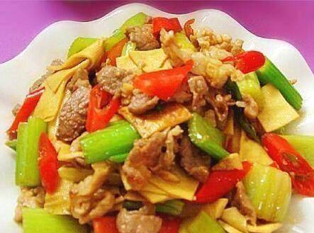 芹菜浇汁豆腐，美味素食新食尚，营养健康一举两得