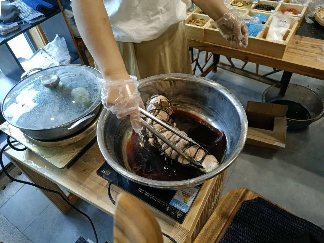 老外体验豆腐，一场味蕾与文化的碰撞之旅