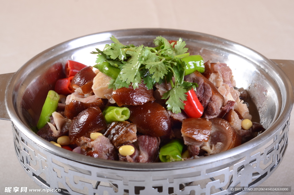 猪蹄豆腐煲，滋养肌肤的美食佳品，简单易做，家常必备！