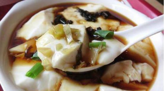 口蘑滑溜豆腐，口感鲜美，营养满分的家常美食