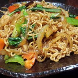 海鲜炒方便面的美味逆袭，家常美食新体验