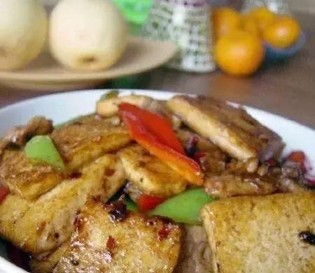 豆腐青椒馅蒸馍，家常美食新滋味，健康美味一举两得