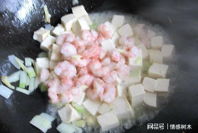 豆腐虾仁，鲜美搭配，营养满分，轻松烹饪家常美味