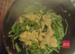 芹菜鸡蛋炒拉面的做法