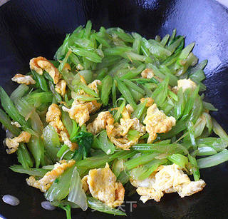芹菜鸡蛋炒拉面的做法