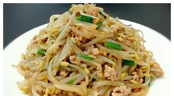 家常美食，猪肉豆腐豆芽炖出的美味佳肴