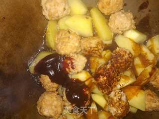 鱼丸烧土豆的做法