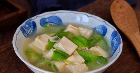 夏日清爽美食，丝瓜千叶豆腐的养颜秘诀与家常做法