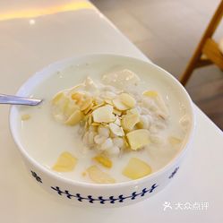 杏仁豆腐甜点，细腻口感与养生功效的完美融合