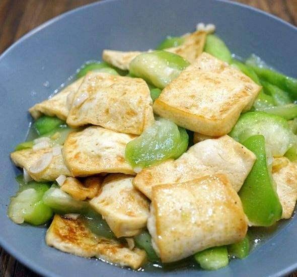 葱花炒豆腐勾芡，家常美食的精致演绎
