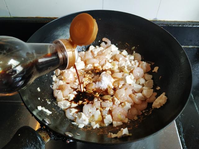 葱花炒豆腐勾芡，家常美食的精致演绎