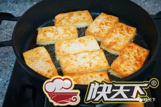 煎草鱼块豆腐，家常美食的鲜美碰撞