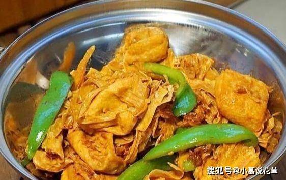 家常美食，条状油豆腐炒青椒，美味与营养的双重享受