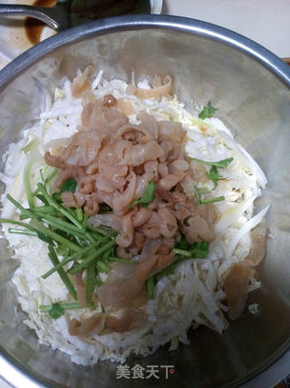 夏日爽口佳肴，海蜇凉拌白菜的制作与功效解析