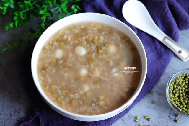 小米绿豆大米粥，一碗消暑养生的美味佳肴