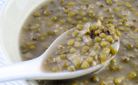 小米绿豆大米粥，一碗消暑养生的美味佳肴