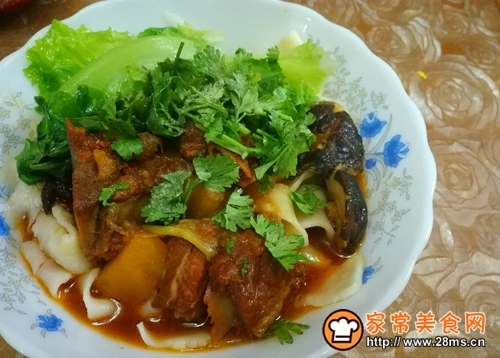 红烧排骨蘑菇面条的做法