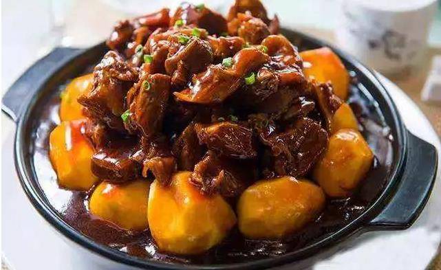 家常美食解码，牛腩炒土豆的美味与营养揭秘