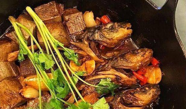 猪血豆腐炒大葱，家常美食的健康密码