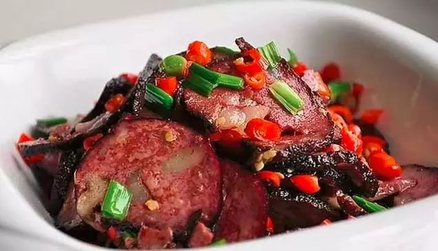 猪血豆腐炒大葱，家常美食的健康密码