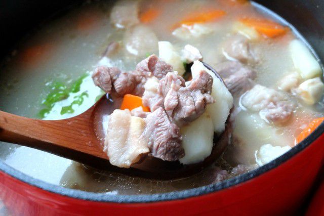 鹅掌煲汤，滋补养生的美味佳肴