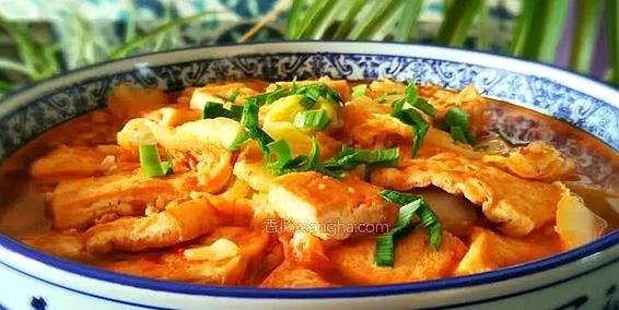 家常美味，白菜炖腊肉豆腐的温暖时光