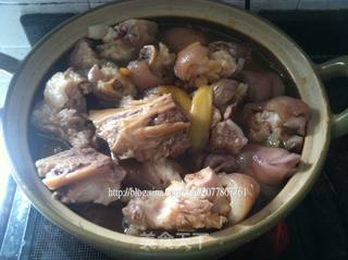 木耳炖猪蹄，滋补养颜的美味佳肴