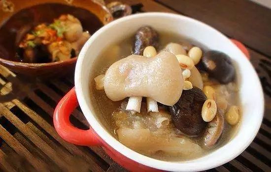 花生通草猪蹄汤，滋养身体，滋补养颜的秘方食谱