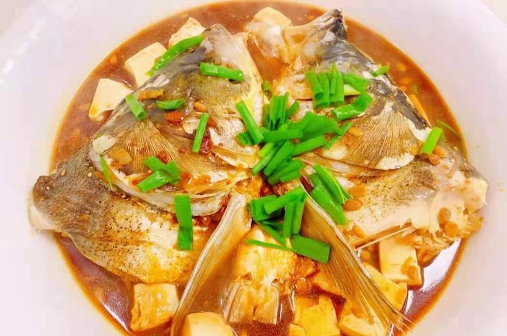 焦盐豆腐鱼，家常美食中的美味与营养