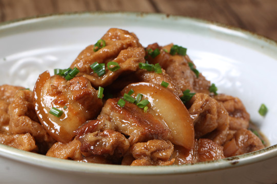红烧肉炖豆泡，传统美食的全新演绎