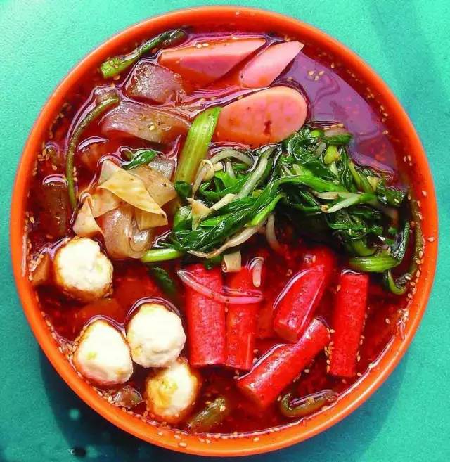麻辣烫小吃，街头巷尾的美食传奇