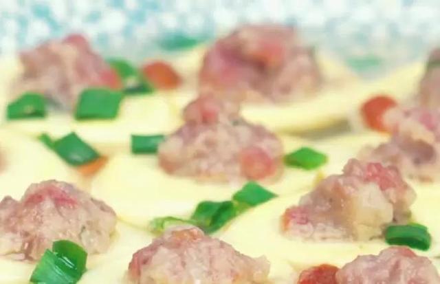 豆腐蒸肉抱蛋，家常美食的精致变身