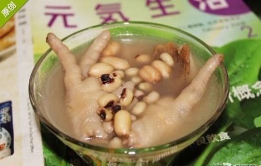 眉豆花生煲鸡脚，滋补养生的家常美味