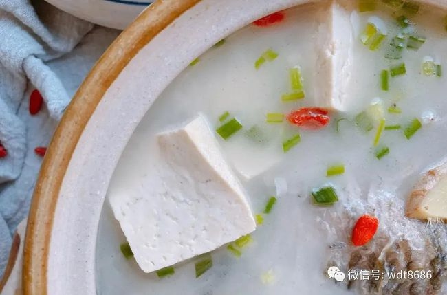 白鲫鱼豆腐煲的做法