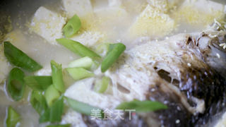 白鲫鱼豆腐煲的做法