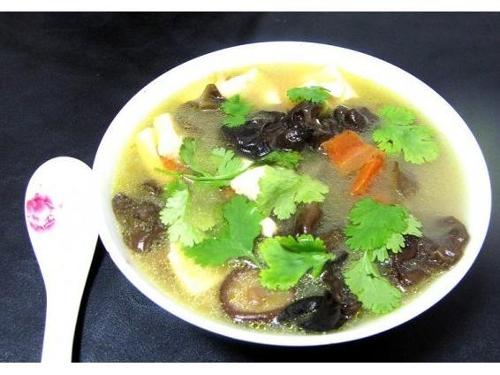 木耳香菇豆腐酿汤，滋养身心的一碗鲜美佳肴