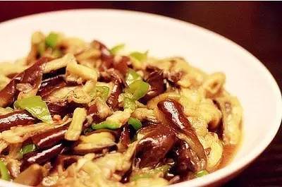 夏日爽口佳肴，凉拌豆腐丝酱汁的做法与养生功效