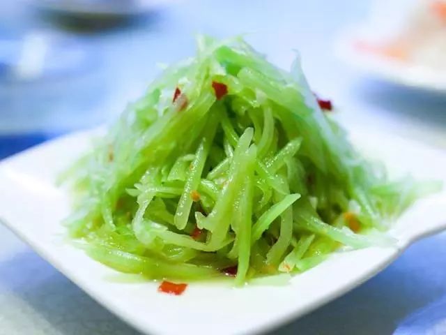 夏日爽口佳肴，凉拌豆腐丝酱汁的做法与养生功效
