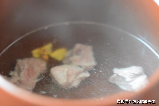 豆腐排骨小肠汤，一碗滋补养生的家常美味